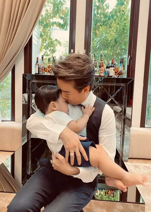 Nam ca sĩ phải mang đồ của con trai để "hít hà" mỗi khi đi lưu diễn.