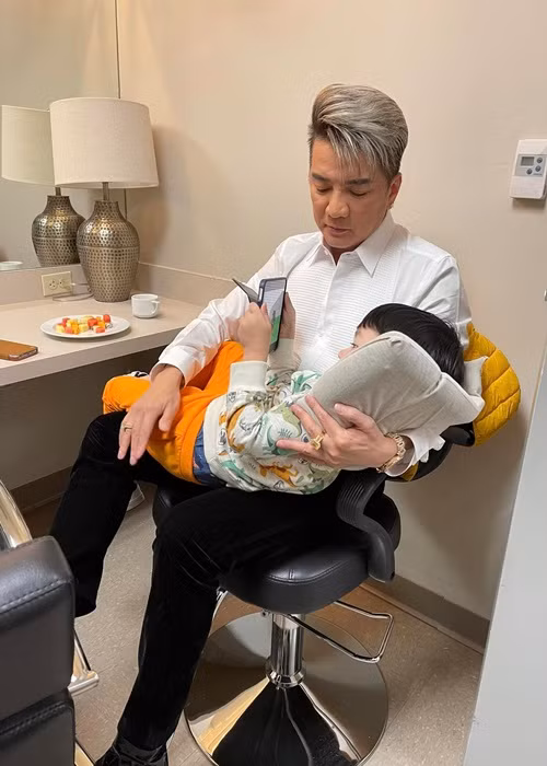 Vì yêu và chiều con nên Đàm Vĩnh Hưng chỉ muốn con cười. "Mỗi lần nghe tiếng khóc của Polo là Hưng không chịu nổi", anh bày tỏ.