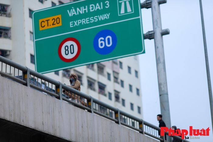 Nhiều hành khách bất chấp nguy hiểm đứng bắt xe ở đường vành đai 3 trên cao.