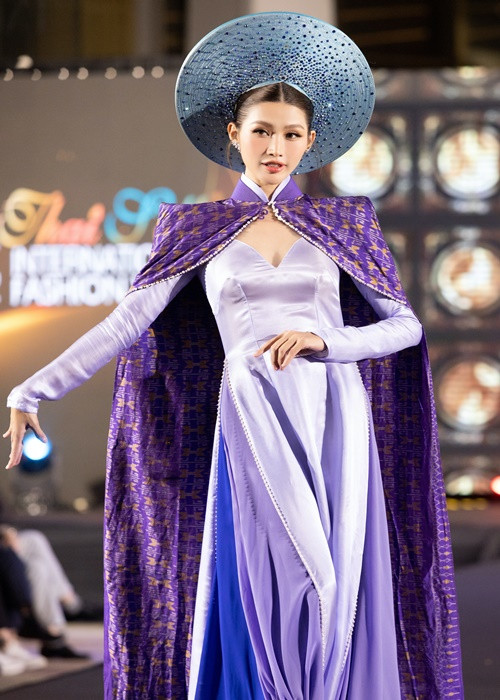 Á hậu Chế Nguyễn Quỳnh Châu cũng xuất hiện với vai trò First face trong bộ sưu tập của NTK Trần Thiện Khánh.