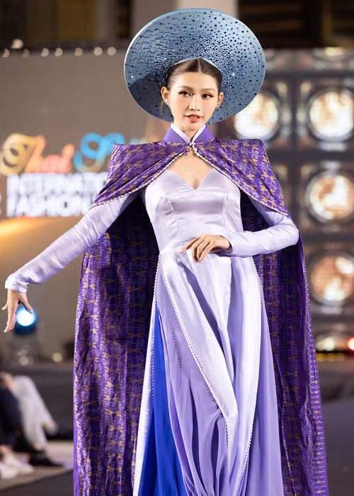 Á hậu Chế Nguyễn Quỳnh Châu cũng xuất hiện với vai trò First face trong bộ sưu tập của NTK Trần Thiện Khánh.