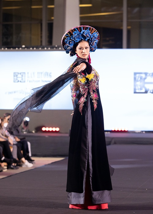 NTK Lê Thị Lan Hương tin tưởng gửi gắm vị trí vedette cho Hoa hậu Đoàn Thiên Ân.