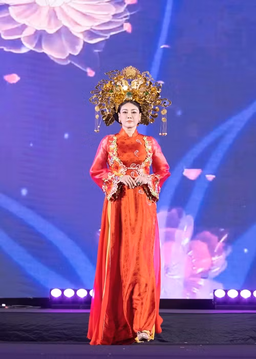 Hoa hậu Hà Kiều Anh cũng tham gia trình diễn.