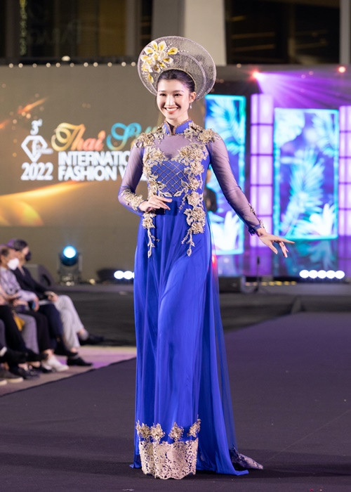 Á hậu Phương Nhi rạng rỡ trên sàn catwalk.