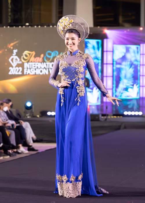 Á hậu Phương Nhi rạng rỡ trên sàn catwalk.
