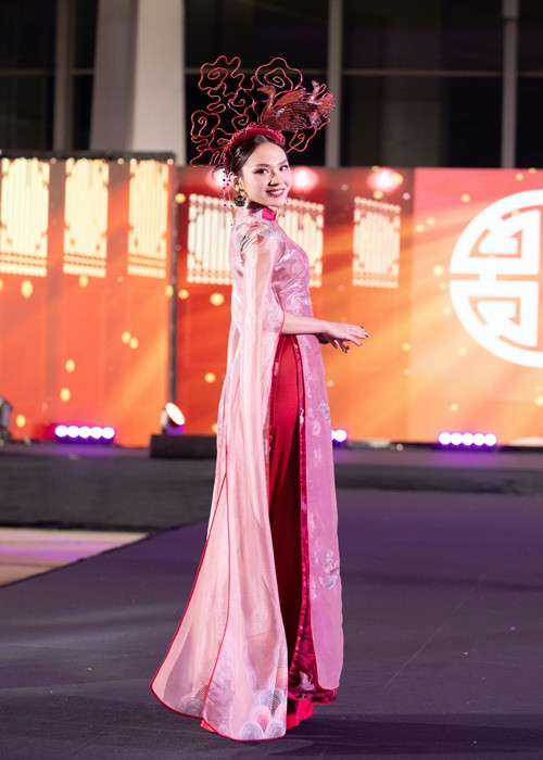 Nàng hậu đảm nhận vị trí vedette.