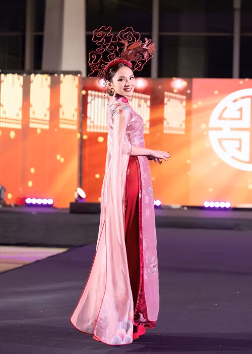 Nàng hậu đảm nhận vị trí vedette.