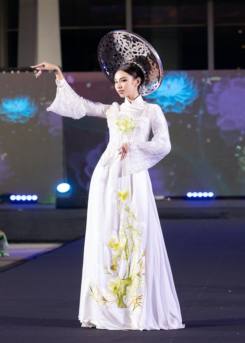 Hoa hậu Hòa bình Quốc tế 2021 Thùy Tiên diện áo dài trắng catwalk.