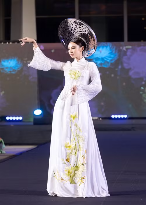 Hoa hậu Hòa bình Quốc tế 2021 Thùy Tiên diện áo dài trắng catwalk.
