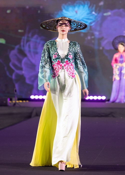 Á hậu Kiều Loan đẹp kiêu sa diễn catwalk.