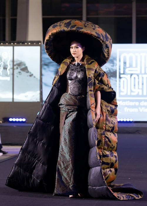 Thiên Ân còn làm vedette bộ sưu tập của NTK Duy Hoàng.