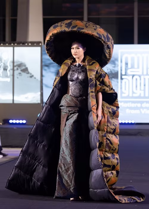 Thiên Ân còn làm vedette bộ sưu tập của NTK Duy Hoàng.