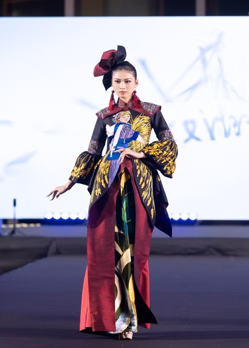 Á hậu Ngọc Thảo được NTK Lê Thị Lan Hương tin tưởng gửi gắm vị trí First face.