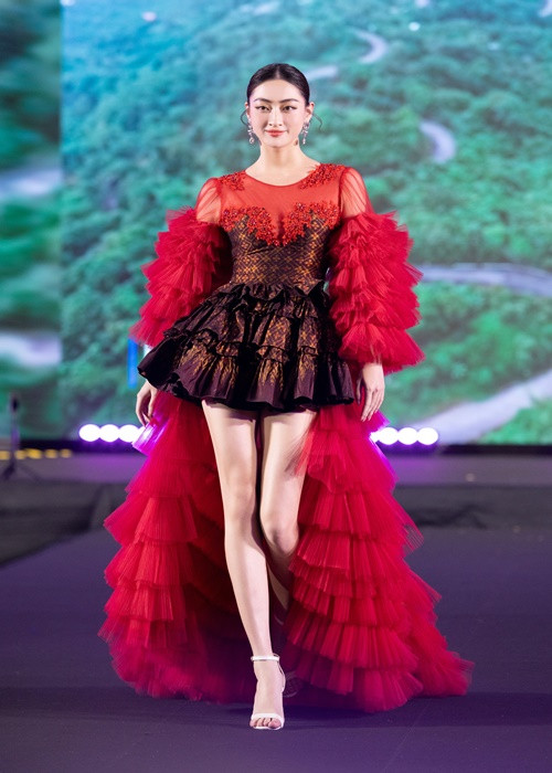 Lương Thùy Linh làm vedette bộ sưu tập của NTK Ruby Trần.