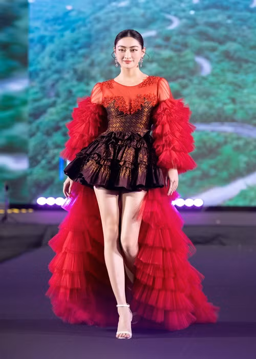 Lương Thùy Linh làm vedette bộ sưu tập của NTK Ruby Trần.