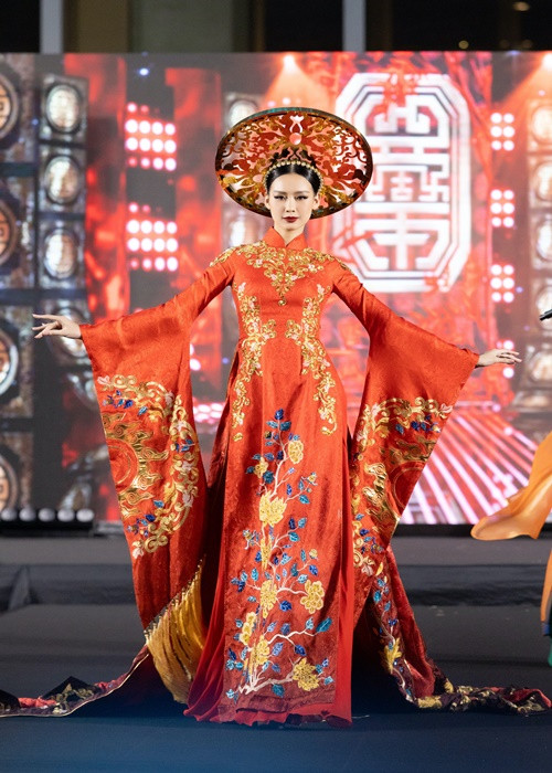 Đại sứ quán Việt Nam tại Thái Lan phối hợp với Hiệp hội Tơ lụa Thái Lan và Quảng bá văn hóa Thái Lan đã tổ chức chương trình thời trang Việt Nam đặc biệt Ao dzai Meet Thai Silk (Áo dài Gặp gỡ Lụa Thái) trong khuôn khổ Tuần lễ thời trang Quốc tế tơ lụa Thái Lan lần thứ 3 nhằm tỏ lòng kính trọng và tôn vinh đến Hoàng Thái hậu Sirikit nhân dịp kỷ niệm 90 năm ngày sinh của bà. 5 nhà thiết kế nổi tiếng của Việt Nam gồm Lê Thị Lan Hương, Trần Thiện Khánh, Ngô Nhật Huy, Duy Hoàng và Ruby Trần đã nhận được lời mời từ Đại sứ quán Việt Nam tại Thái Lan. Cùng với các nhà thiết kế, chương trình còn chào đón dàn hậu đình đám. Bảo Ngọc là một trong số đó.