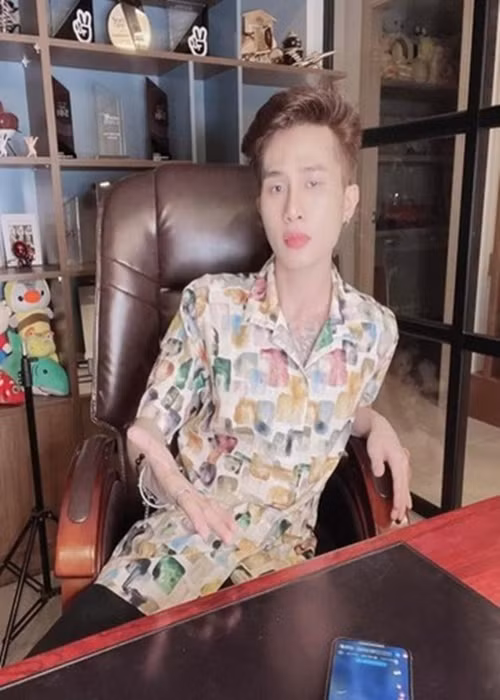 Tháng 4/2022, tình cũ của Thiên An chính thức lộ diện khi đăng tải hình ảnh tổ chức sinh nhật online với fan. Giọng ca sinh năm 1997 trông hốc hác. Ảnh: Bảo vệ công lý