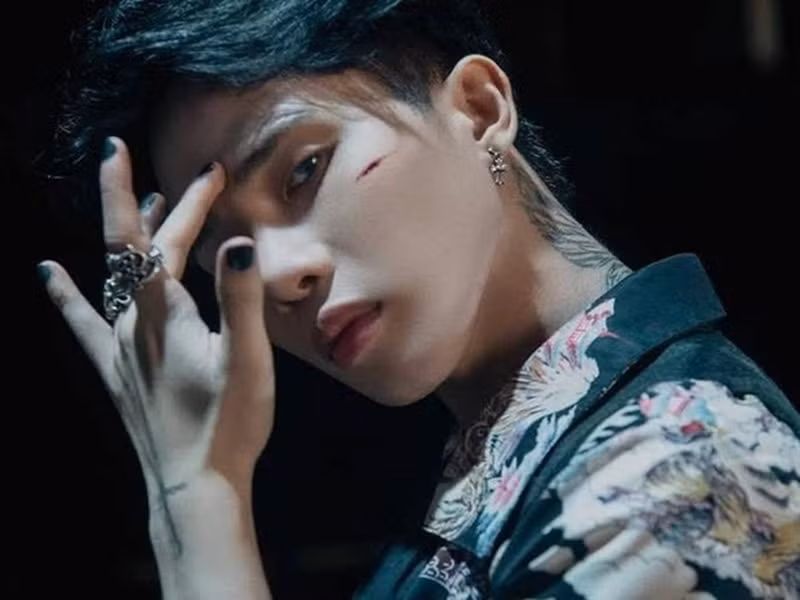 Tháng 7/2022, Jack tung MV “Ngôi sao cô đơn”. Sản phẩm gây tranh cãi vì nghi vấn âm nhạc giống “Blinding Lights” của ca sĩ The Weeknd trong khi nội dung tương đồng cảnh phim nổi tiếng của Tây Ban Nha “Money Heist” (Phi vụ triệu đô). Ảnh: Người lao động