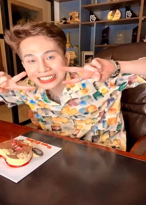 Trong buổi sinh nhật, Jack tâm sự với fan: “Thời gian qua kinh khủng quá, giờ phải ráng, phải cố gắng. Jack không muốn nói gì nữa, chả biết thận trọng như thế nào. Jack cũng mệt rồi. Mình sẽ sớm gặp lại”. Ảnh: VTC