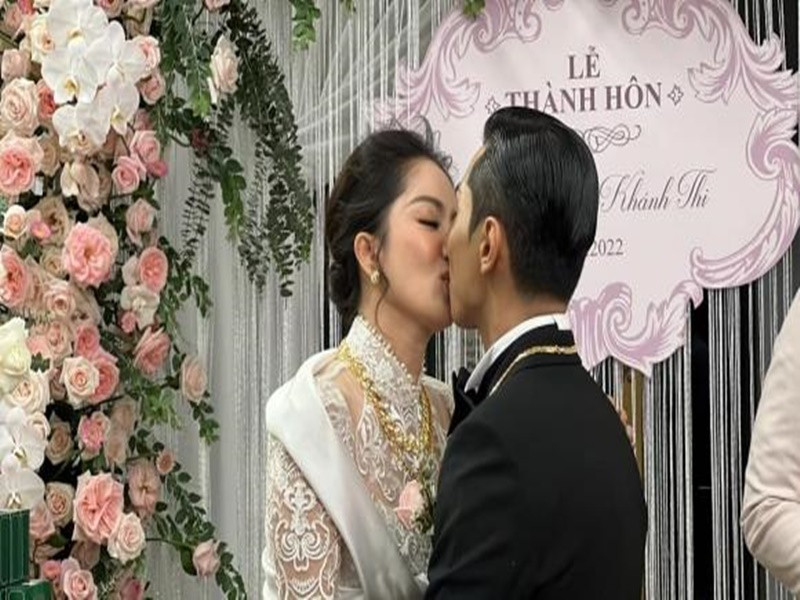 Trong phần trao nhẫn, Khánh Thi gửi lời đến chồng kém tuổi: "Em không biết nói gì hơn. Em không dám tin đây là sự thật. Em yêu anh". Ảnh: Bảo vệ công lý