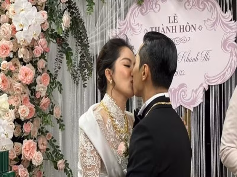 Trong phần trao nhẫn, Khánh Thi gửi lời đến chồng kém tuổi: "Em không biết nói gì hơn. Em không dám tin đây là sự thật. Em yêu anh". Ảnh: Bảo vệ công lý