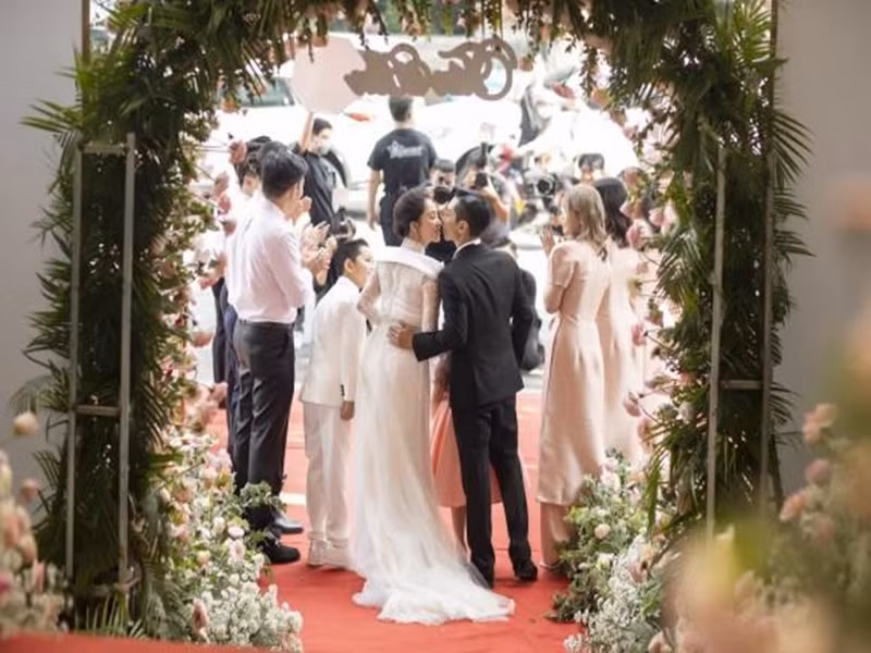 Cặp đôi trao nhau nụ hôn trong buổi lễ. Ảnh: Bảo vệ công lý