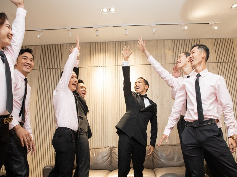 Phan Hiển tươi rói bên dàn phù rể. Ảnh: Vietnamnet