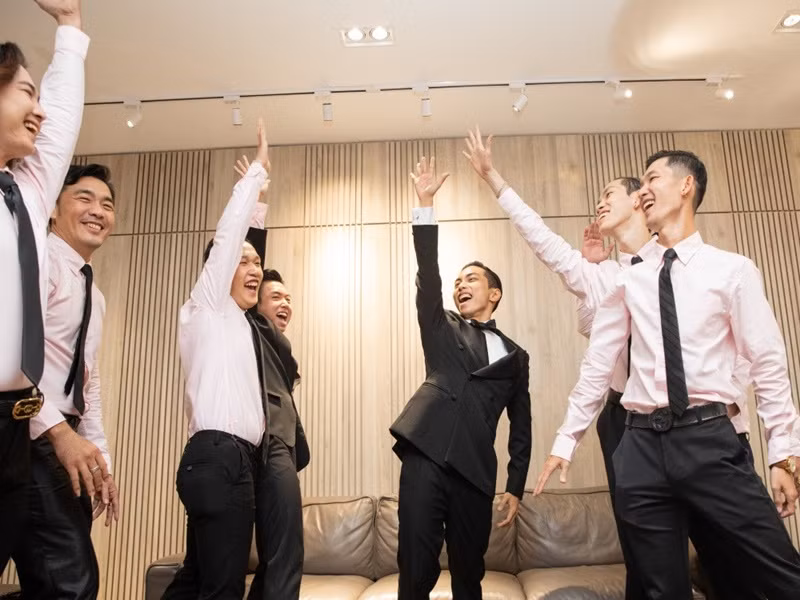 Phan Hiển tươi rói bên dàn phù rể. Ảnh: Vietnamnet