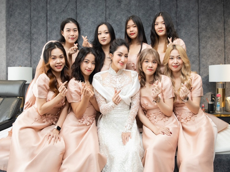 Khánh Thi diện váy cưới trắng bên dàn phù dâu. Ảnh: Vietnamnet