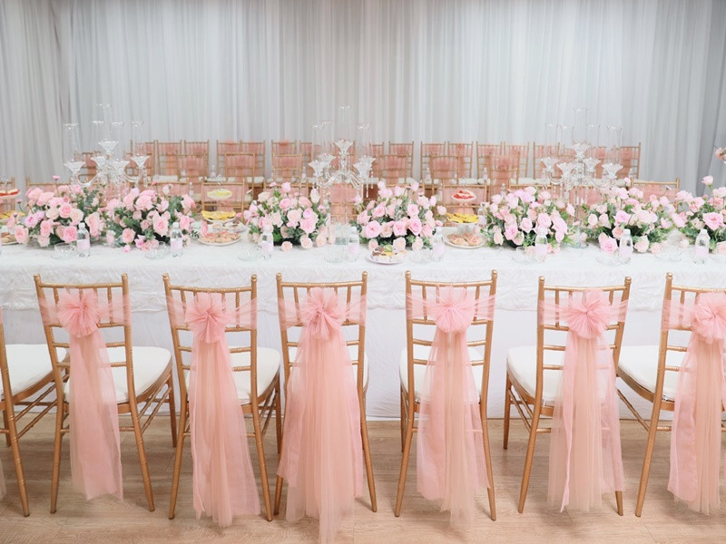 Không gian lễ rước dâu của Khánh Thi - Phan Hiển có hai gam màu chủ đạo hồng, trắng. Ảnh: Zing