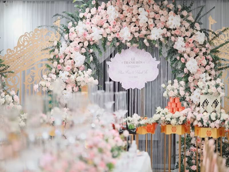 Vợ chồng Khánh Thi mua tổng cộng 15 nghìn bông hoa hồng và vài trăm ký hoa lá các loại khác để trang trí. Ảnh: Zing