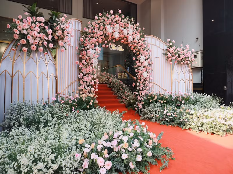 Lễ rước dâu của Khánh Thi - Phan Hiển diễn ra vào sáng ngày 12/12. Không gian buổi lễ ngập tràn hoa tươi. Ảnh: Zing