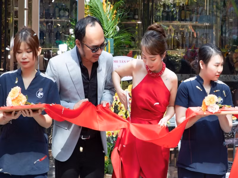 Vợ chồng Thu Trang còn kinh doanh mỹ phẩm, nhà hàng, spa.