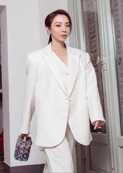 Nữ diễn viên cũng đắt show quảng cáo. Có tin đồn cát-sê của Thu Trang là 120 triệu để quay review, chi phí sử dụng hình ảnh mỗi tháng phải trả thêm 45 triệu.