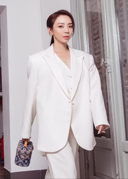 Nữ diễn viên cũng đắt show quảng cáo. Có tin đồn cát-sê của Thu Trang là 120 triệu để quay review, chi phí sử dụng hình ảnh mỗi tháng phải trả thêm 45 triệu.