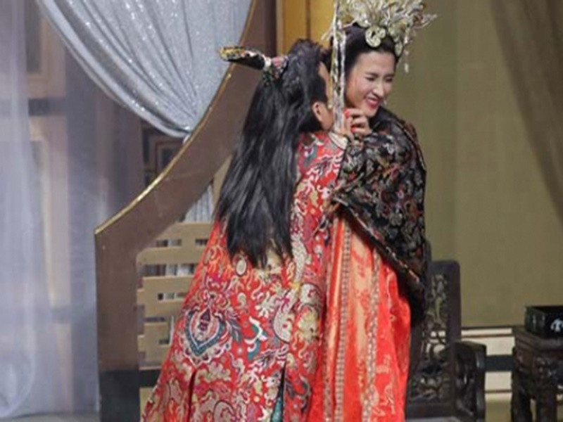 Khi hẹn hò Nhã Phương, Trường Giang vẫn có thói quen “đụng chạm” các bạn diễn nữ trong các tiểu phẩm hài. Không ít bạn diễn của danh hài cảm thấy bối rối bởi những hành động ôm, hôn của anh. Ảnh: Dân Việt