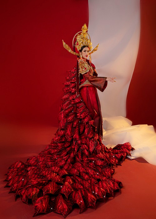 Nhiều khán giả đặt kỳ vọng bộ trang phục “Hoa trạng nguyên” của Phương Anh sẽ giành giải Trang phục dân tộc đẹp nhất.