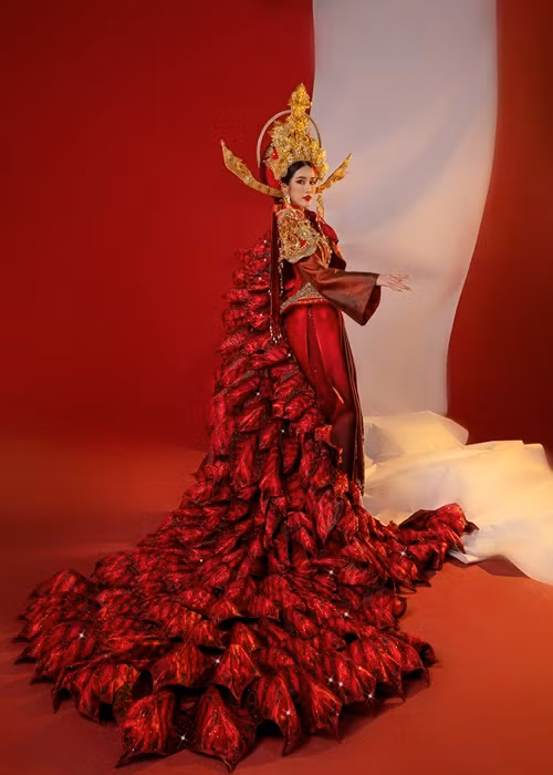 Nhiều khán giả đặt kỳ vọng bộ trang phục “Hoa trạng nguyên” của Phương Anh sẽ giành giải Trang phục dân tộc đẹp nhất.