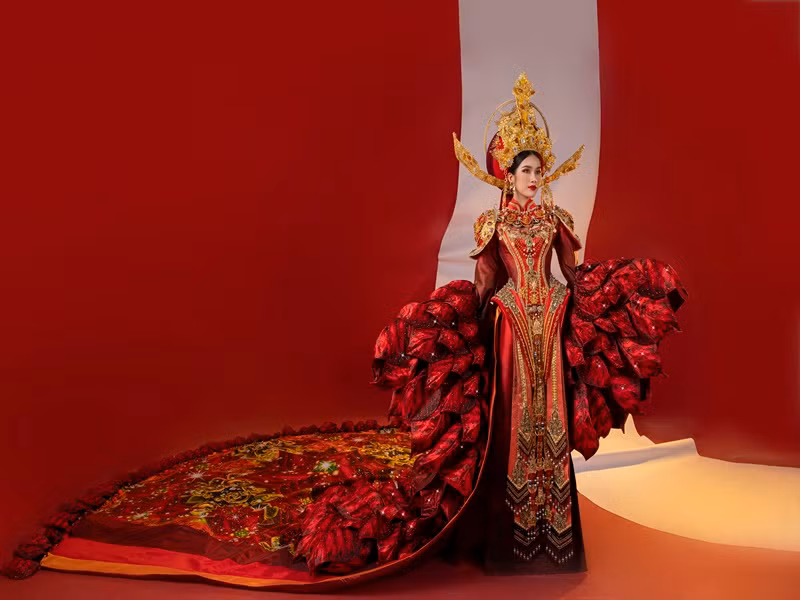 Bên cạnh đó, quốc phục của Phương Anh được lấy ý tưởng từ bà Nguyễn Thị Duệ - người giả trai đi thi rồi trở thành trạng nguyên.