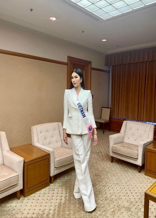 Từ khi nhập cuộc, đại diện Việt Nam được đánh giá có phong thái chuyên nghiệp và cách chọn lựa outfit vô cùng tinh tế, tao nhã.