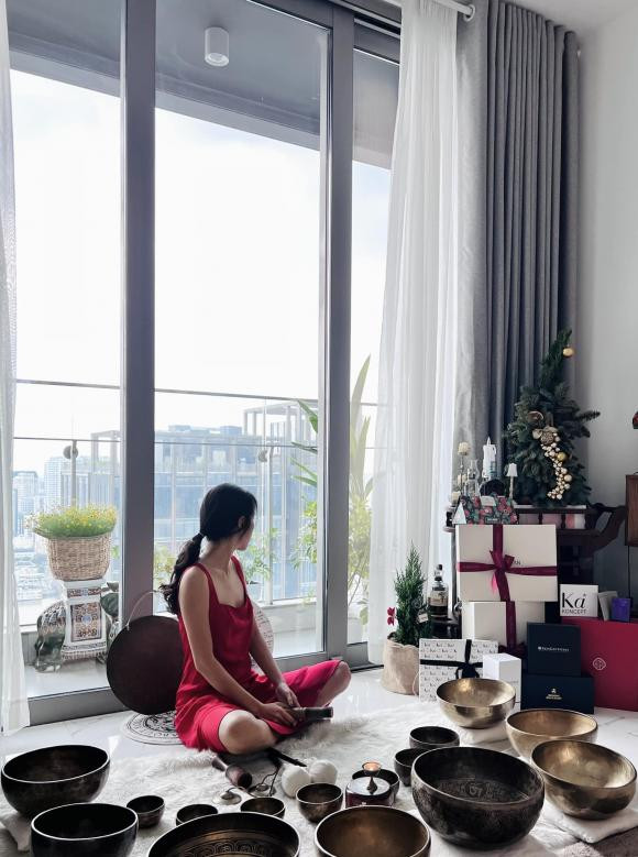 Hình ảnh nữ MC nghe tiếng chuông để giảm stress.