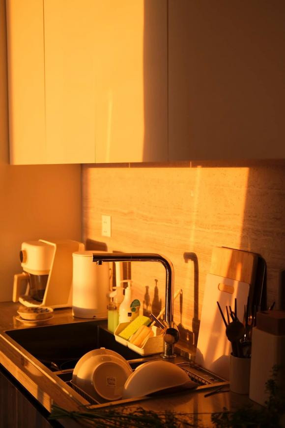 Một góc căn bếp nhỏ khi được nắng chiếu vào.