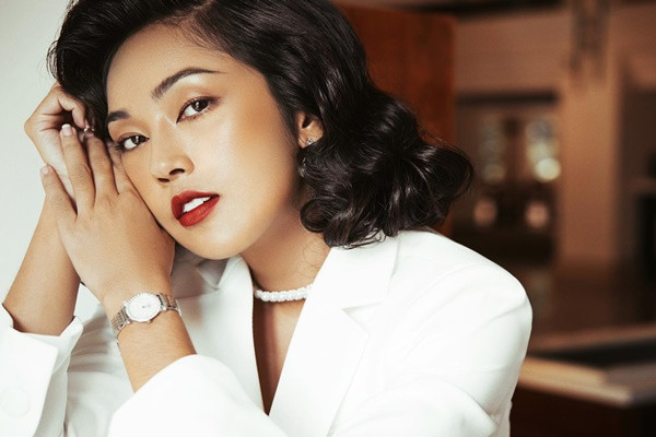  Misoa Kim Anh tên thật là Trần Thị Kim Anh, sinh năm 1991. Cô được khán giả yêu mến nhờ sở hữu ngoại hình nổi bật, đặc biệt là nụ cười tươi. Năm 2010, Misoa Kim Anh từng giành giải Hot Vteen toàn quốc. Đây được xem là một trong những bước đệm để cô tham gia nghệ thuật. Tên tuổi của cô nàng gây chú ý nhiều hơn khi tham gia chương trình hẹn hò Vì yêu mà đến. Dù nhận được nhiều lời tỏ tình từ phía các chàng trai song người đẹp sinh năm 1991 vẫn không chấp nhận ra về với bất kỳ ai.