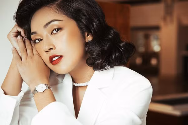  Misoa Kim Anh tên thật là Trần Thị Kim Anh, sinh năm 1991. Cô được khán giả yêu mến nhờ sở hữu ngoại hình nổi bật, đặc biệt là nụ cười tươi. Năm 2010, Misoa Kim Anh từng giành giải Hot Vteen toàn quốc. Đây được xem là một trong những bước đệm để cô tham gia nghệ thuật. Tên tuổi của cô nàng gây chú ý nhiều hơn khi tham gia chương trình hẹn hò Vì yêu mà đến. Dù nhận được nhiều lời tỏ tình từ phía các chàng trai song người đẹp sinh năm 1991 vẫn không chấp nhận ra về với bất kỳ ai.