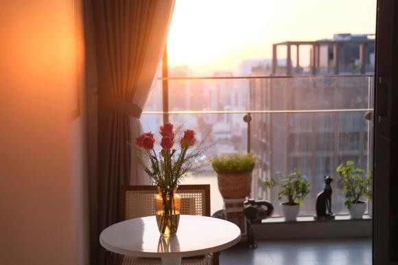 Nữ MC chia sẻ: "Thú thực thì mình cũng không phải là người sống ngăn nắp gì mấy, haha, bình thường cũng bừa lắm nhưng lại có cái tật không thích để người khác dọn dẹp nhà thay mình... Vì khi một ai đó dọn nhà giúp mình, thứ tự vị trí của các món đồ ít nhiều đều bị thay đổi, không còn thuận tay mình. Nhiều lúc stress vì tìm không ra đồ do trí nhớ kém quá nên tốt nhất là mình tự làm. Việc dọn dẹp gọn gàng, lau chùi sạch sẽ, bày trí lại nhà cửa cũng là cách khiến tâm trạng mình tốt hơn và giúp mình tiêu thụ bớt một lượng lớn calo (mình nghĩ vậy). Lúc mình rảnh thì nhà mình gọn. Còn lúc nào bớt rảnh thì nhà mình… khúc này không dám khoe nữa đâu ạ".