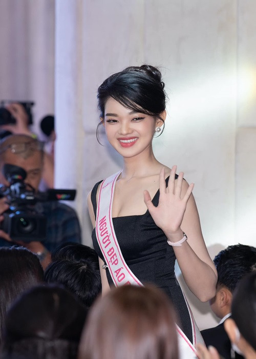 Trả lời Zing, Bé Quyên thừa nhận bản thân còn một số thiếu sót, chưa may mắn để tiến sâu.