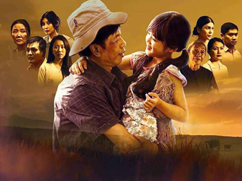 “Mẹ rơm” là phim giờ vàng VTV đang lên sóng. Bộ phim xoay quanh câu chuyện của Mô gù - một người đàn ông nghèo khổ với hình dạng bề ngoài thô kệch, xù xì nhưng bên trong nhân hậu. Hoàn cảnh trớ trêu đẩy Mô gù trở thành một người cha bất đắc dĩ. Ảnh: Hậu Giang online