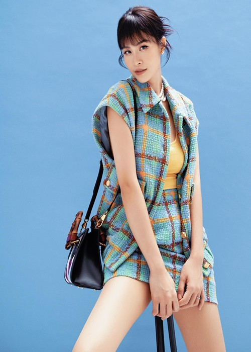 Giữa ồn ào, Đông Nhi viết tâm thư xin lỗi khán giả, fan. Nữ ca sĩ cho biết, status trước đó được viết trong lúc cô mất bình tĩnh khiến mọi việc đi sai hướng và ảnh hưởng đến những người yêu quý mình. Đông Nhi khẳng định, cô không bao giờ quay lưng với fan. Trong sự việc lần này, cô nhận sai. Đông Nhi còn xin lỗi các fan ruột như N.M.H vì những câu chữ lúc nóng vội của cô làm tổn thương đến tình cảm chân thành mà các fan dành cho cô. Về vụ việc cá nhân giữa Đông Nhi và những người liên quan đến câu chuyện kênh, ngôi sao này sẽ giải quyết nội bộ. Ảnh: FBNV