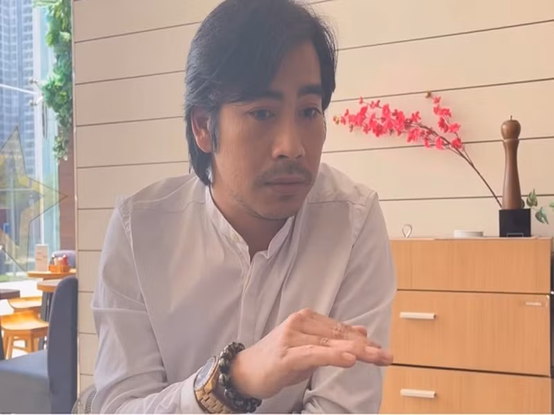 Liên tục bị T tố, Thanh Bình đã có buổi gặp gỡ cùng báo chí và truyền thông để làm rõ câu chuyện ồn ào. Nam diễn viên thừa nhận bản thân đã sai với T vì không dứt khoát và rõ ràng trong mối quan hệ này, để T ngộ nhận anh là người yêu. Thanh Bình gửi lời xin lỗi đến T vì đã làm cô tổn thương. Ảnh: Giao thông