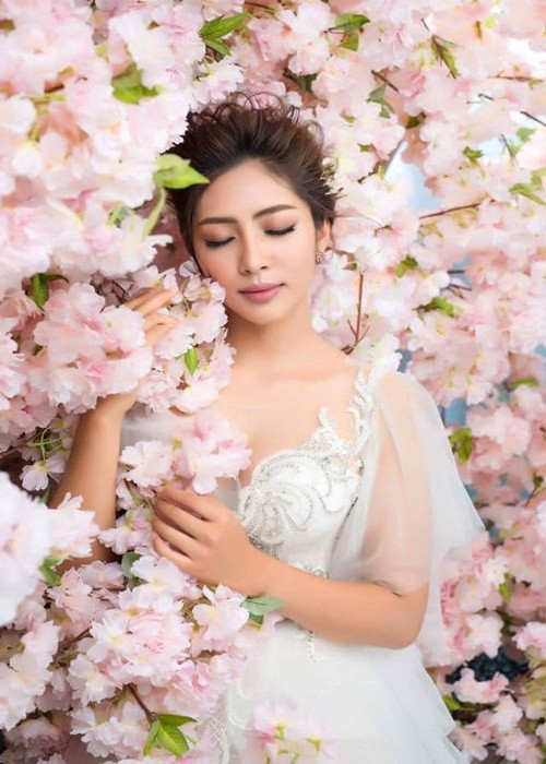 Nàng hậu tố chồng ngoại tình, vũ phu khi cô mang bầu sinh con. Thu Thảo còn tiết lộ, cô bị kẻ thứ ba khủng bố thách thức đến hoảng loạn tinh thần.